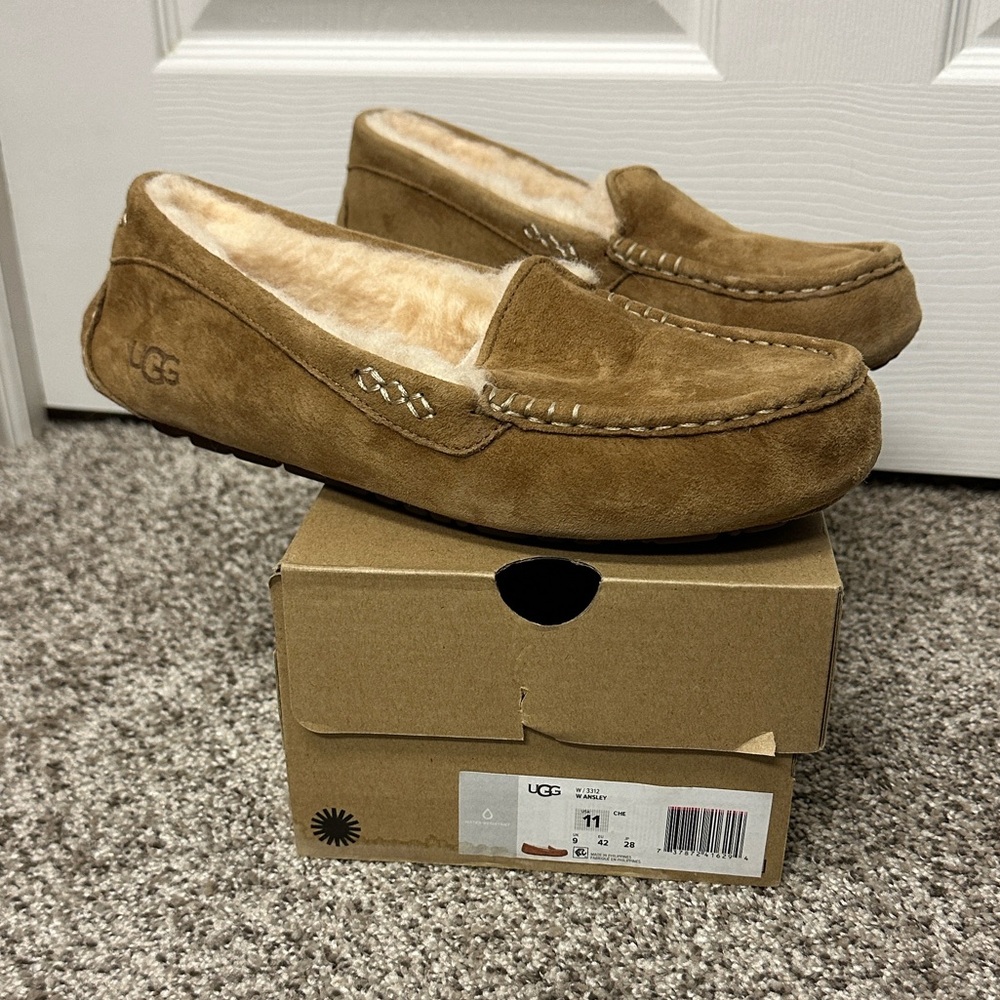 Ugg Women's Ansley Moccasin/ Slippers Size 11 Chestnut color.